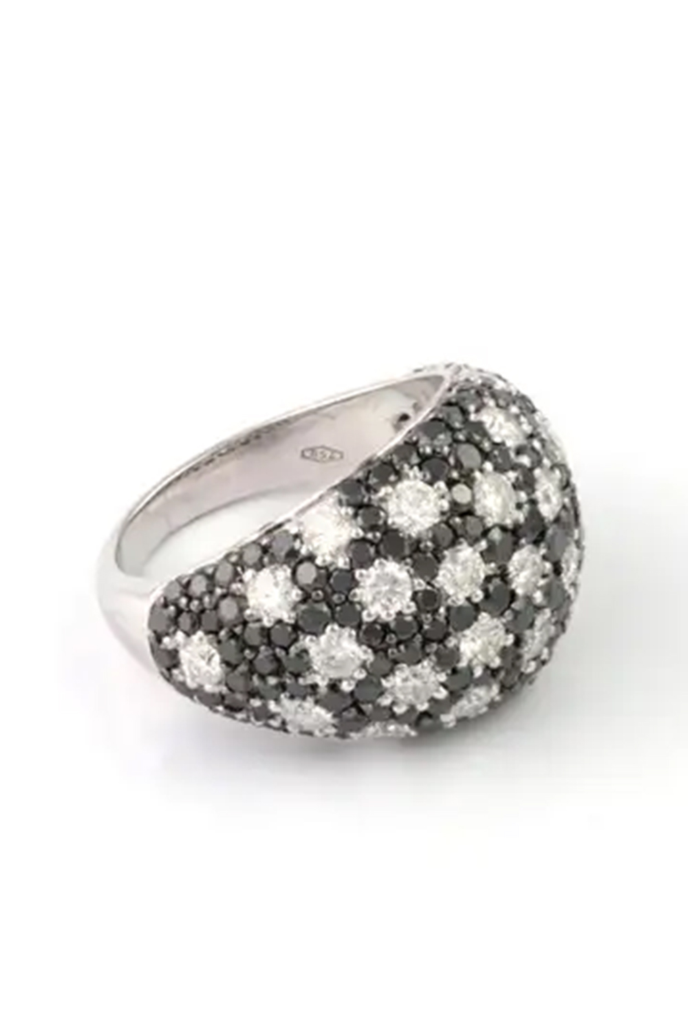 Natural Black & White Diamond 4.73 Cts in 18k Gold 9.56gms Ring