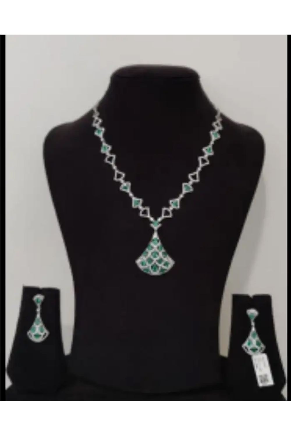 Natural Diamond 7.98 Carats and Emerald 10.54 Carats Necklace in 14k Gold