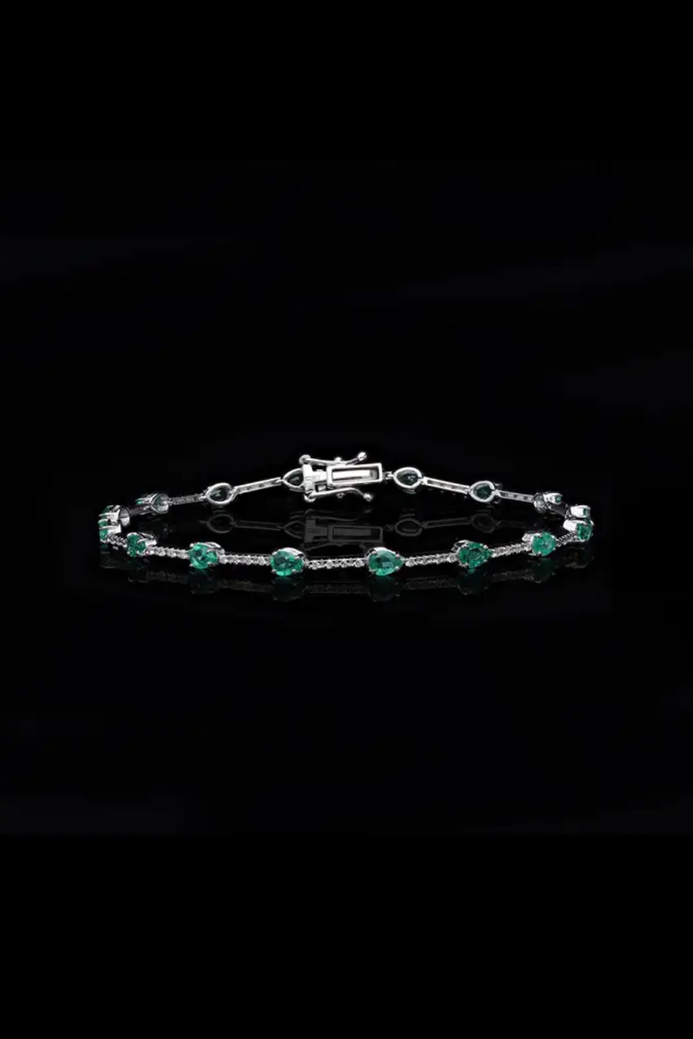 Natural Emerald bracelet with diamond 0.40 cts in 18k gold