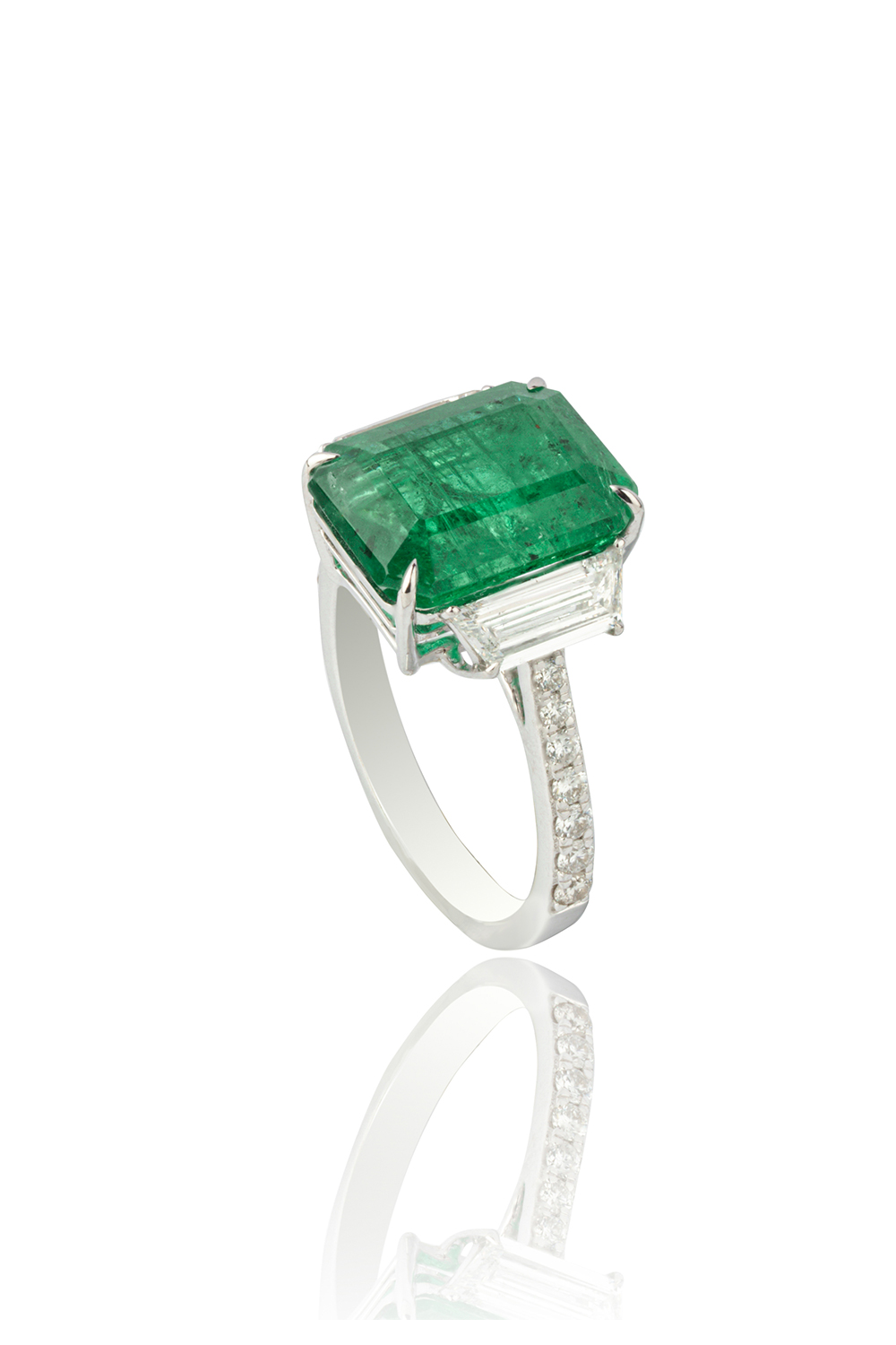 Natural emerald and natural diamond ring in 18k gold