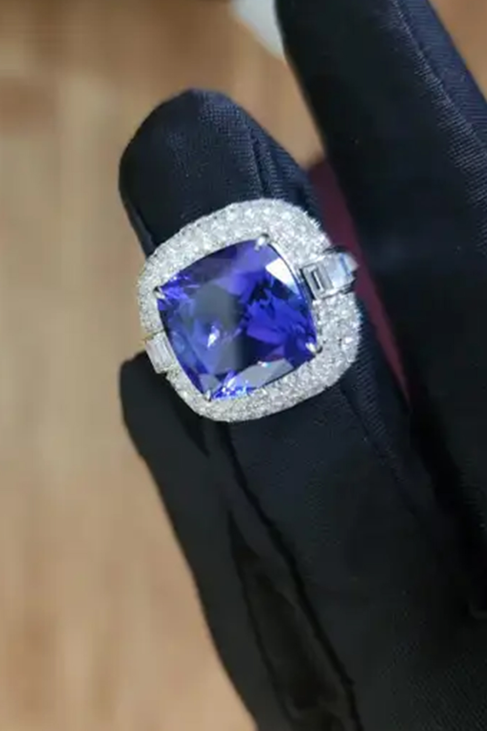 Natural tanzanite and natural diamonds ring in 18k gold