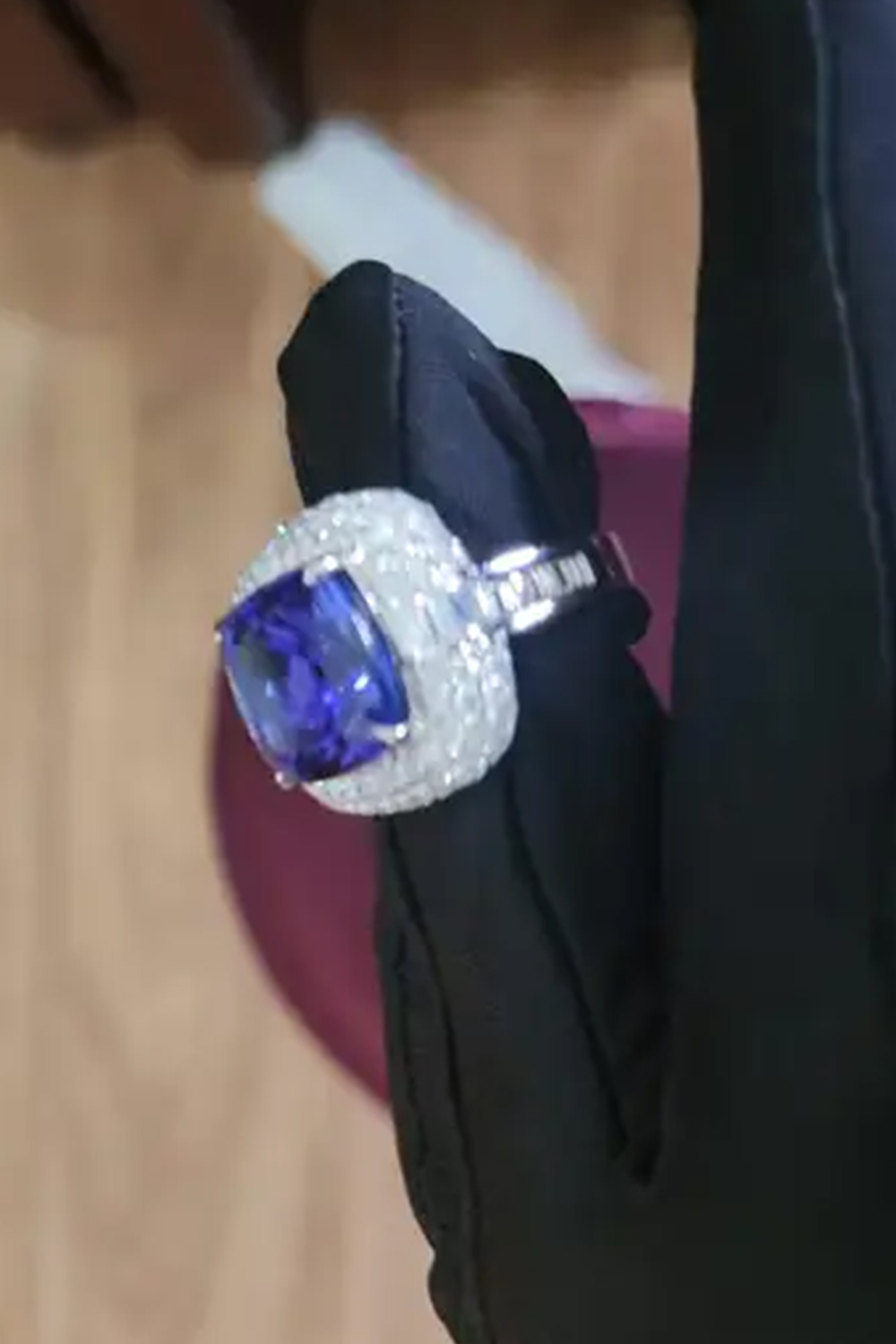 Natural tanzanite and natural diamonds ring in 18k gold