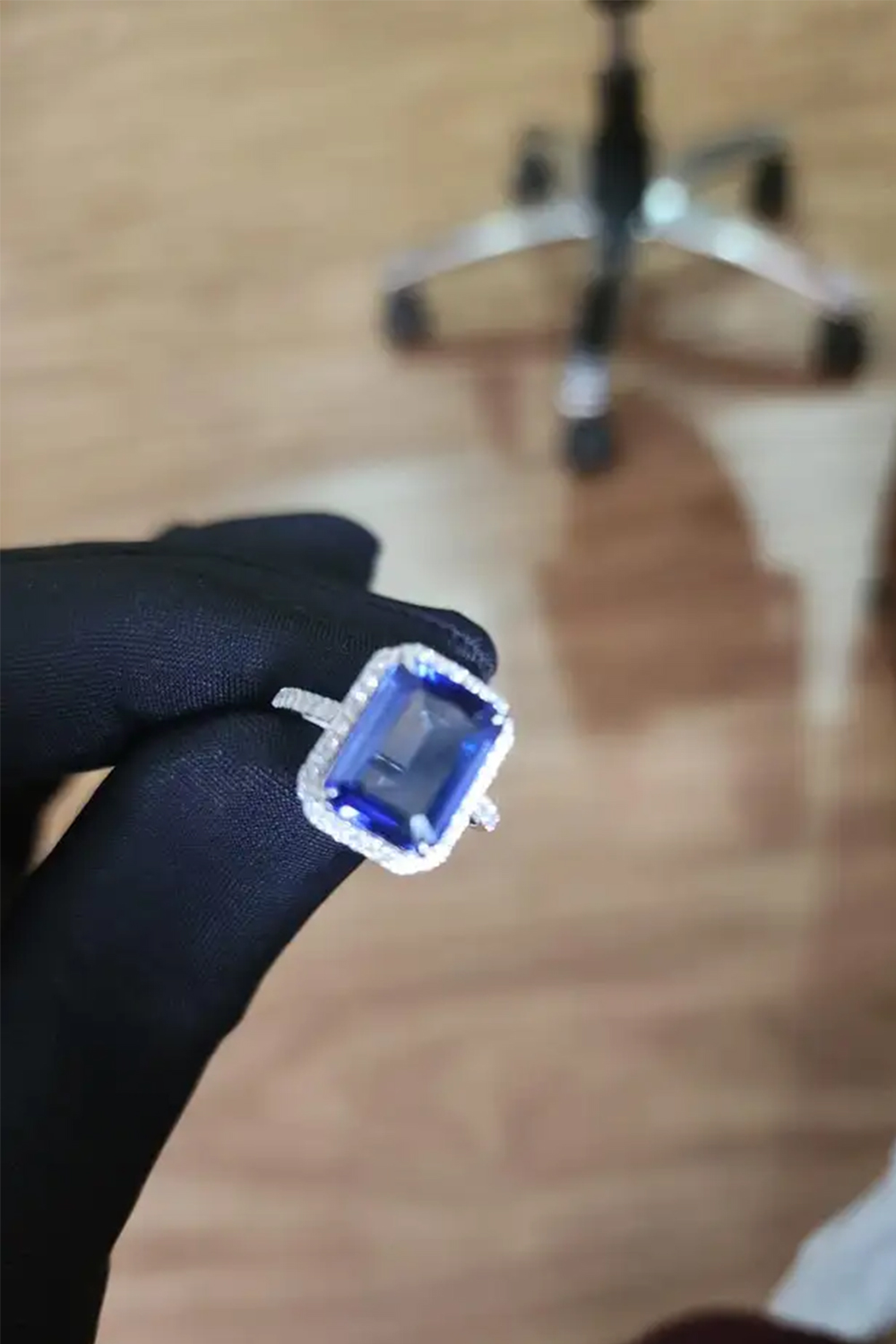 Natural tanzanite and natural diamond ring in 18k gold