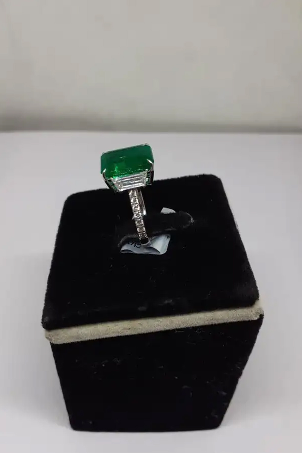 Natural emerald and natural diamond ring in 18k gold