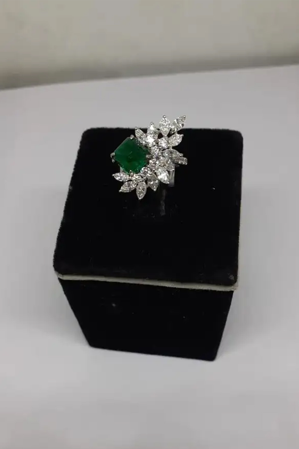 Natural emerald ring with diamond in 18k gold