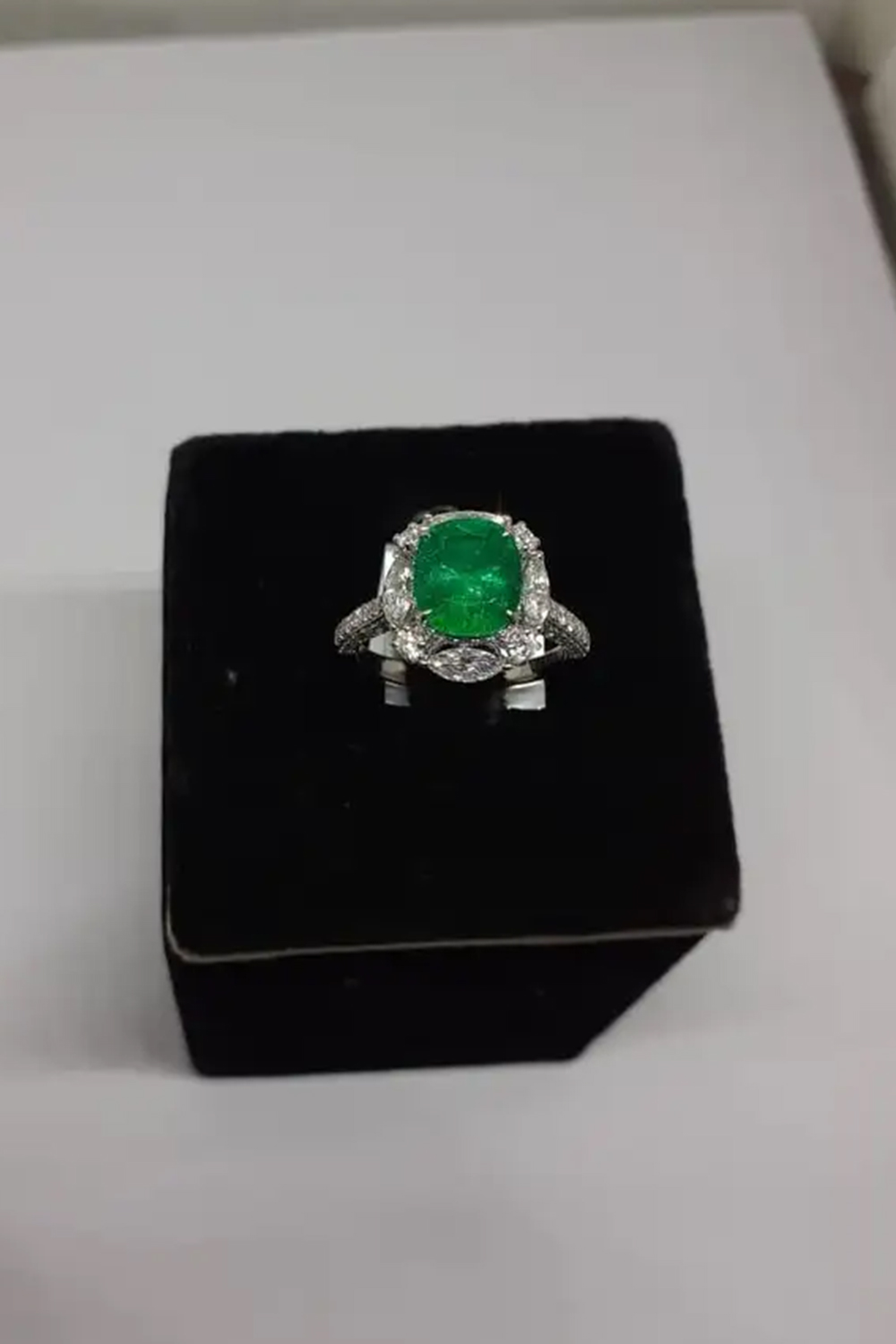 Natural emerald ring with diamond in 18k gold