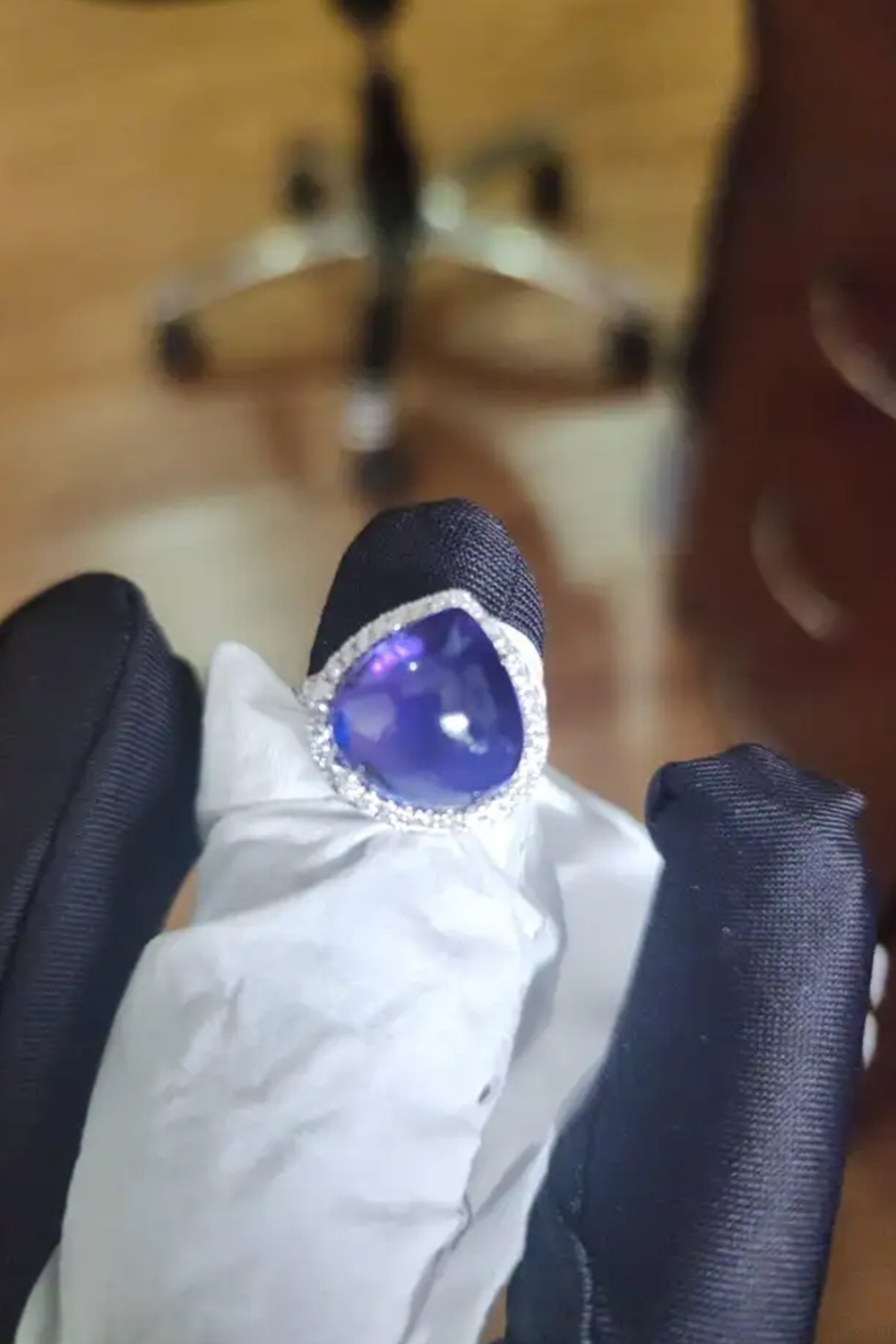 Natural tanzanite and natural diamond ring in 18k gold