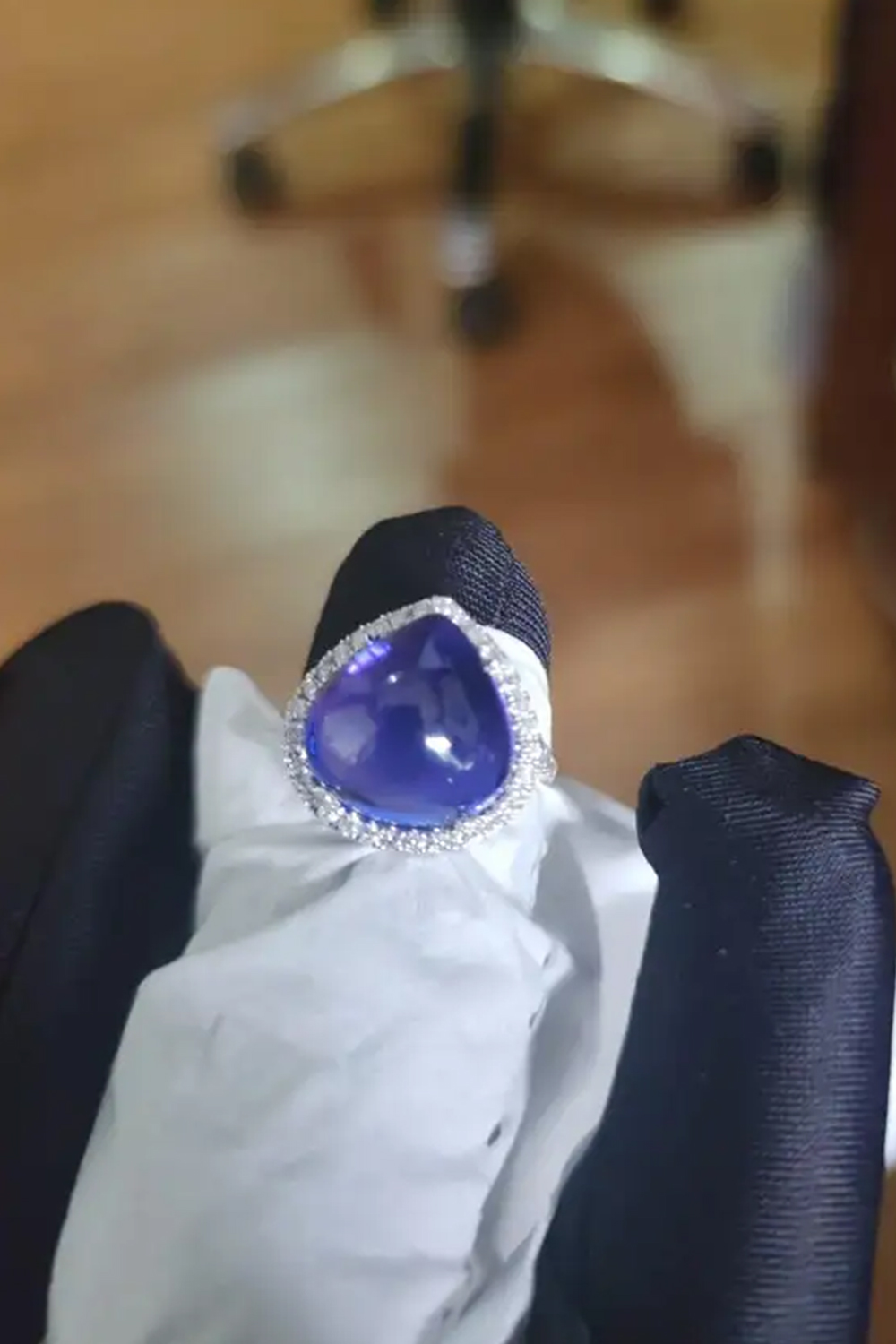 Natural tanzanite and natural diamond ring in 18k gold