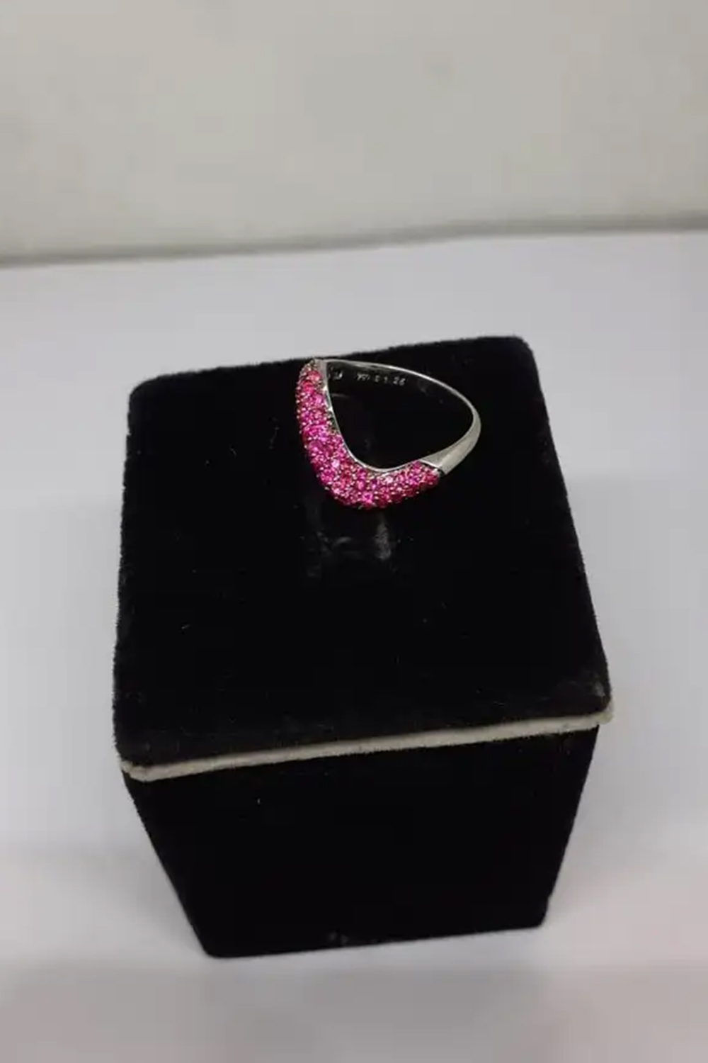 Natural Pink Sapphire Ring with 1.26 Carats with 18k Gold