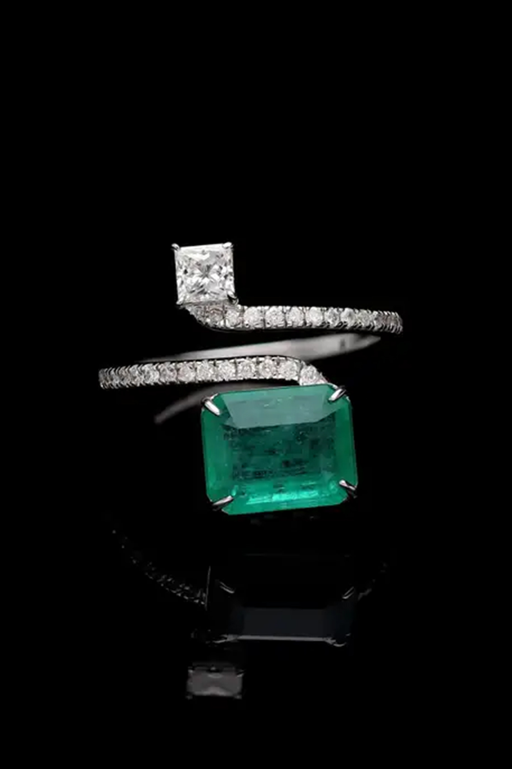 Natural zambian emerald ring with diamond 0.49 cts in 18k gold